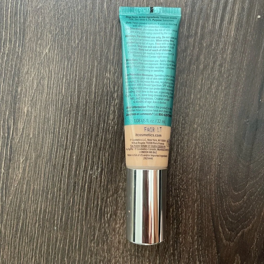 it cosmetics CC+ Oil-Free Matte CC Cream SPF 40 — Beige Tube with Teal Cap - Picture 2 of 3